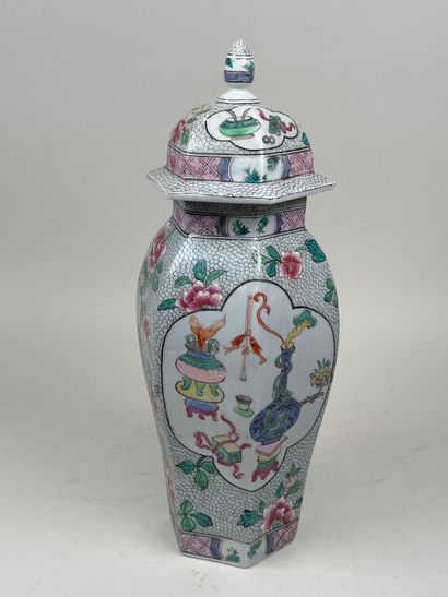 CHINE, XXe.
Pot couvert de forme hexagonale...
