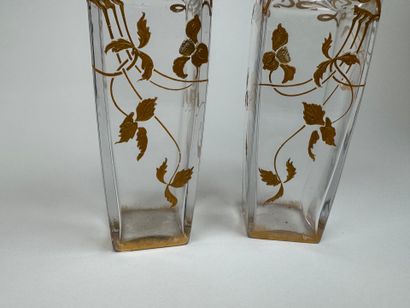Paire de vases en cristal à décor rehaussé...