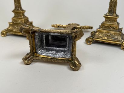 Petite garniture en régule doré comprenant...