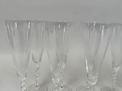SEVRES.
Série de 13 flûtes à champagne en...