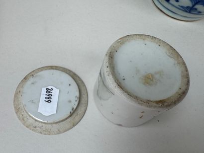 ASIE, XXe.
Lot en porcelaine polychrome comprenant...