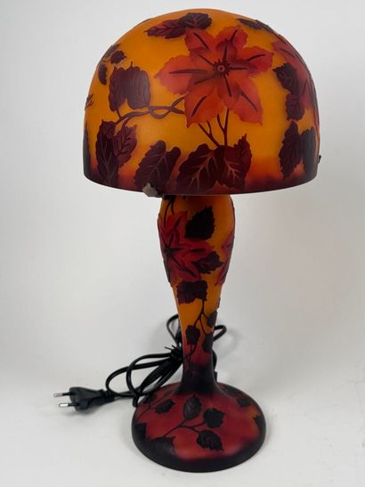 Lampe champignon en verre à décor sur fond...