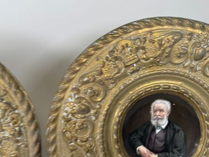 Paire de plats circulaires en laiton repoussé...