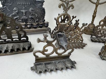 Huit Ménorahs en bronze, laiton et métal...