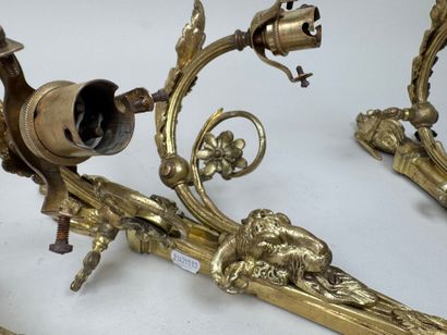 Trois appliques en bronze doré à décor de...