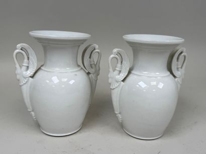 Paire de petits vases balustres en porcelaine...