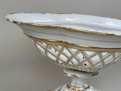 PARIS.
Corbeille ou coupe ajourée en porcelaine...