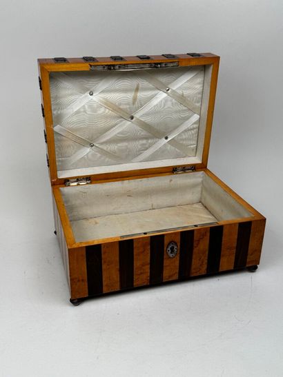 Coffret rectangulaire en bois de diverses...