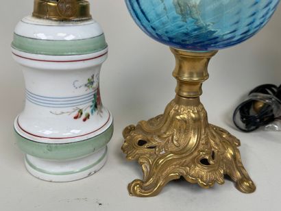 Lot de 3 lampes à pétrole en porcelaine polychrome,...