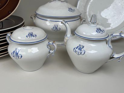 Lot comprenant :
- Série de 10 assiettes...