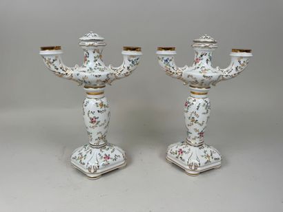Paire de bougeoirs en porcelaine polychrome...