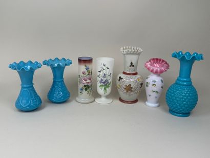 7 vases en verre opalin, certains à décor...