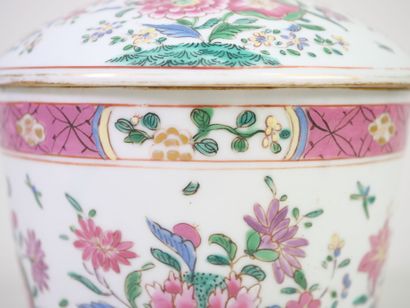 CHINE, XXe. 
Pot couvert en porcelaine polychrome...