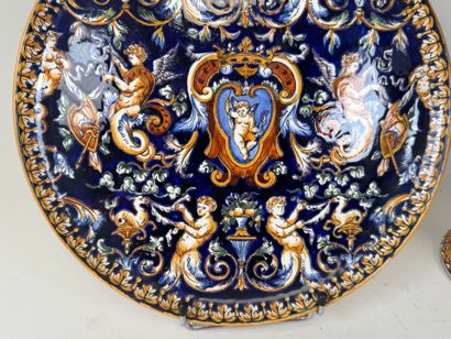 GIEN.
Lot en faïence polychrome à décor Renaissance...