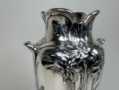 GALLIA.
Important vase en métal argenté à...