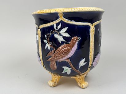 Cache-pot en barbotine polychrome à décor...