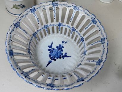 Lot en porcelaine et faïence polychrome comprenant...