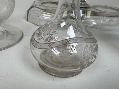 Important lot en cristal et verre comprenant...