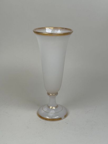 Vase sur pied en verre opalin à décor de...