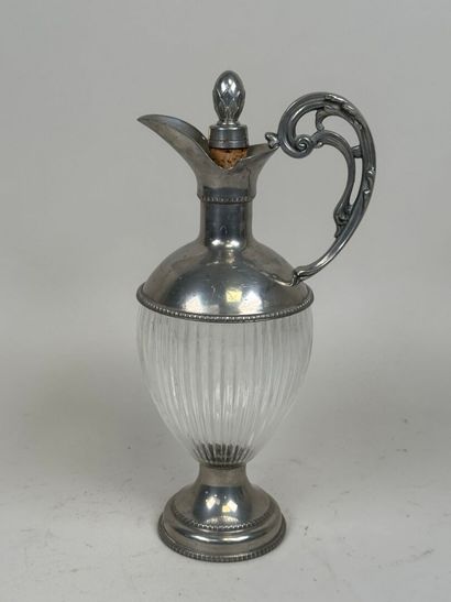Aiguière en verre moulé-pressé, la monture...