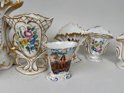 Collection de 8 vases de mariées en porcelaine...