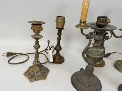 Lot de 9 bougeoirs, flambeau, lampe à pétrole...