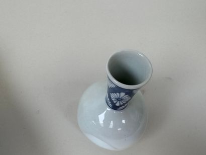 Lot en porcelaine comprenant :
- ASIE, XXe.
Jardinière...