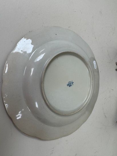 Paire de sujets en métal ciselé à décor de...
