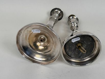 Deux bougeoirs en bronze et métal argent...