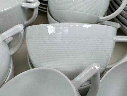 Important service de table en porcelaine...