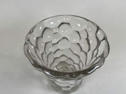 Vase en verre à décor en relief.
H. 17,5...