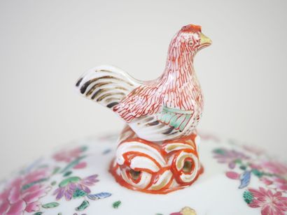 CHINE, XXe. 
Pot couvert en porcelaine polychrome...