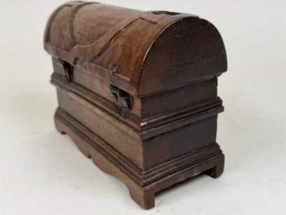 Coffret en bois mouluré et sculpté.
Travail...