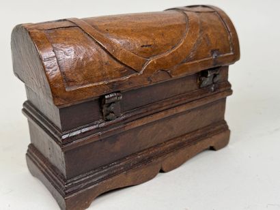 Coffret en bois mouluré et sculpté.
Travail...