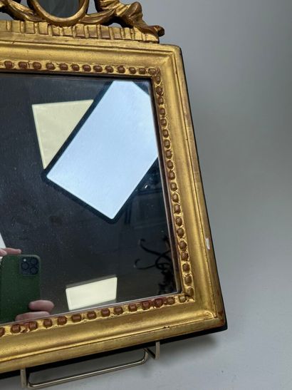 Petit miroir rectangulaire en bois doré et...