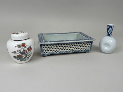 Lot en porcelaine comprenant :
- ASIE, XXe.
Jardinière...