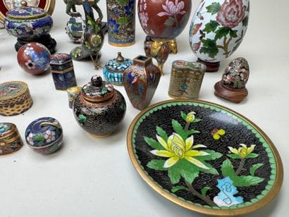 Important lot de 35 sujets en laiton cloisonné...