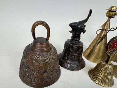 Collection de 12 cloches principalement en...