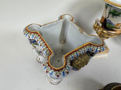Petit lot en faïence et porcelaine polychrome...