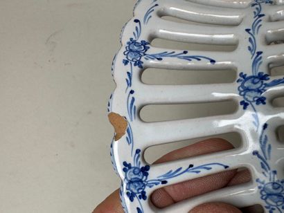 Lot en porcelaine et faïence polychrome comprenant...