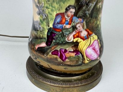 Lampe en porcelaine polychrome à décor d'une...