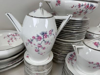 Partie de service de table en porcelaine...