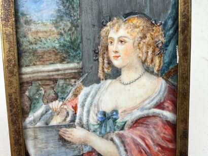 École XIXe.
Femme à la plume.
Miniature pendentif...