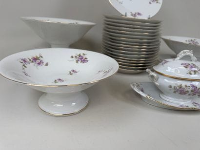 Partie de service de table en porcelaine...