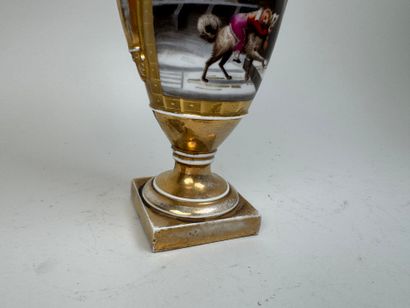 PARIS, XIXe.
Vase en porcelaine polychrome...