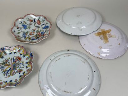 Lot de faïence composé de cinq assiettes...