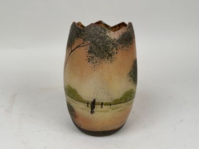 Vase en verre émaillé à décor de paysage...