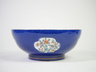 CHINE, XXe. 
Saladier en porcelaine bleue...