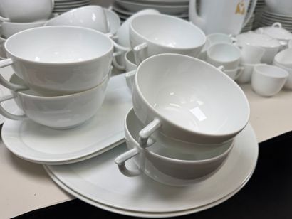 Important service de table en porcelaine...