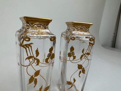 Paire de vases en cristal à décor rehaussé...